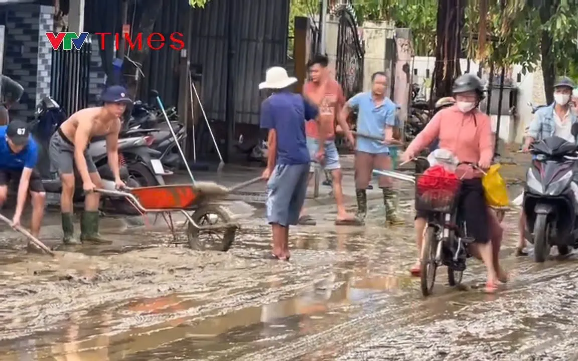 Người dân cùng lực lượng chức năng khẩn trương dọn dẹp để sớm ổn định cuộc sống sau mưa lũ.