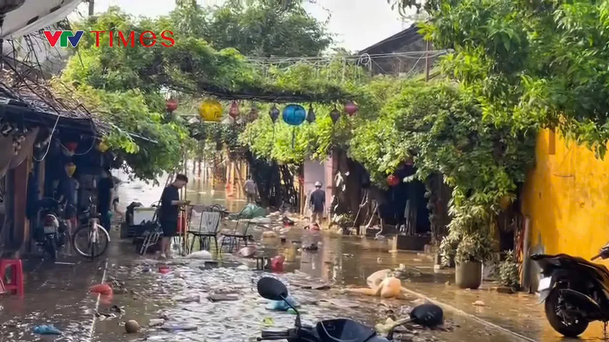 Nước rút, Hội An ngổn ngang trong bùn, người dân thức trắng dọn dẹp - Ảnh 4.