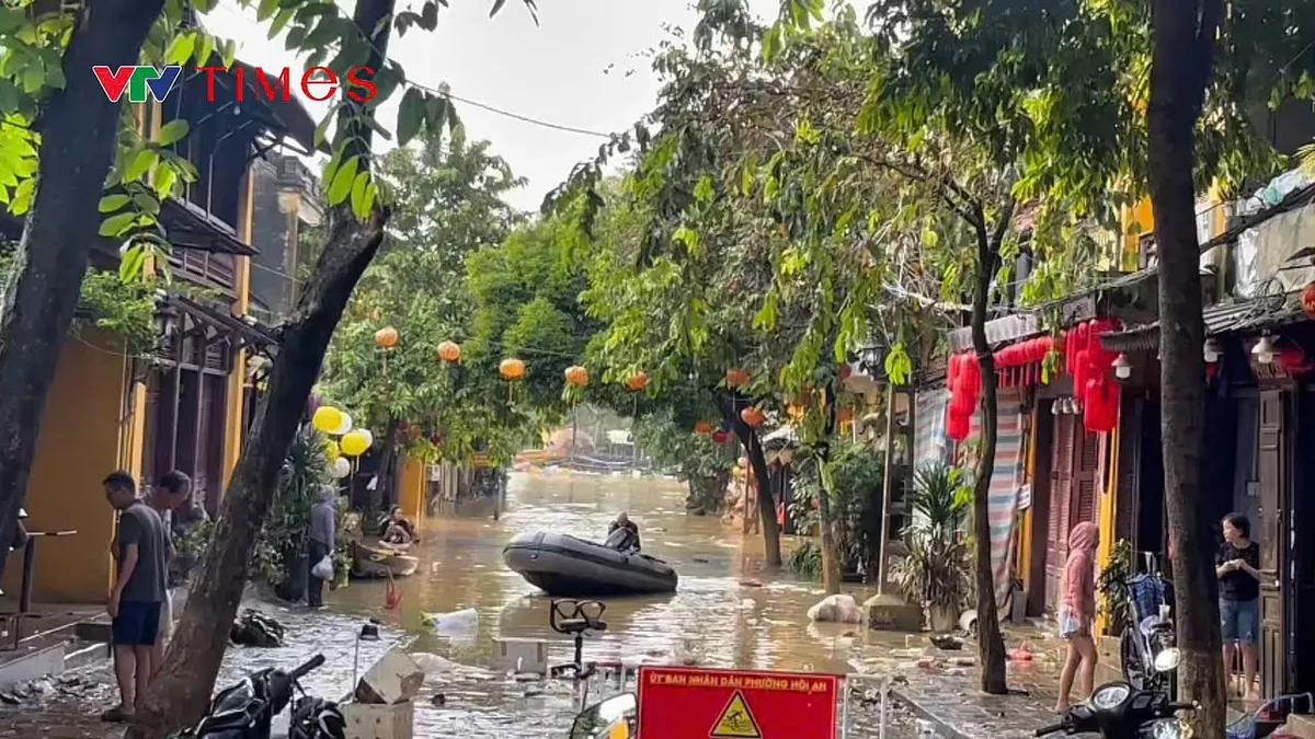 Nước rút, Hội An ngổn ngang trong bùn, người dân thức trắng dọn dẹp - Ảnh 5.