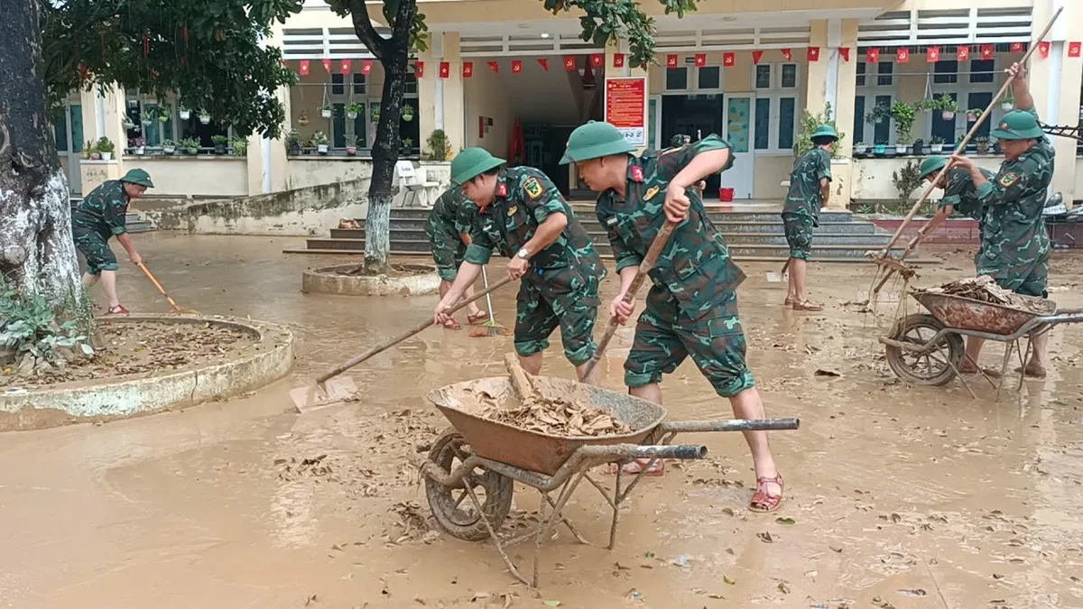 Bộ Chỉ huy Quân sự Đà Nẵng ra quân tổng lực dọn vệ sinh, khắc phục hậu quả sau lũ - Ảnh 2.
