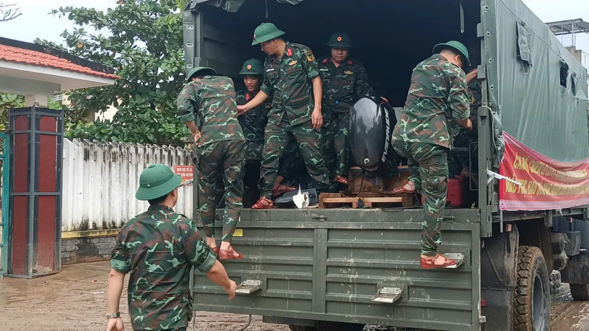 Bộ Chỉ huy Quân sự Đà Nẵng ra quân tổng lực dọn vệ sinh, khắc phục hậu quả sau lũ - Ảnh 1.