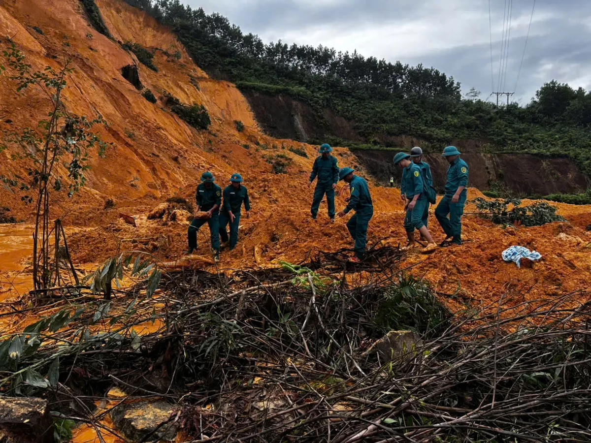 Đà Nẵng: Lữ đoàn Công binh 270 vào vùng cô lập giúp dân - Ảnh 5.