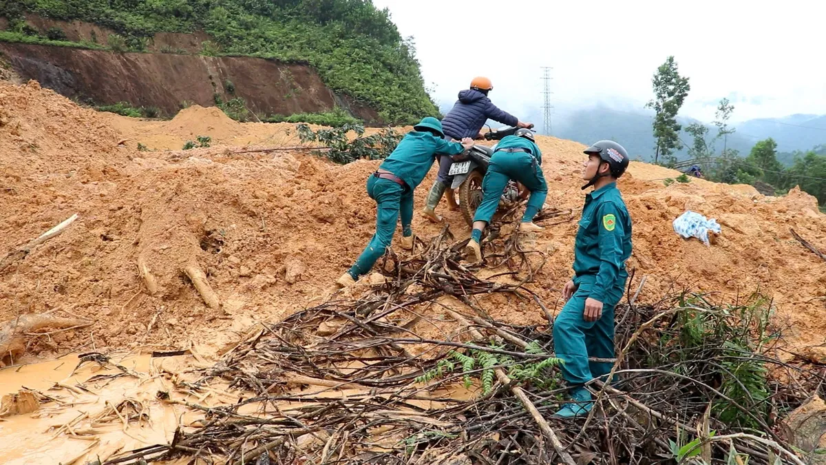 Đà Nẵng: Lữ đoàn Công binh 270 vào vùng cô lập giúp dân - Ảnh 2.