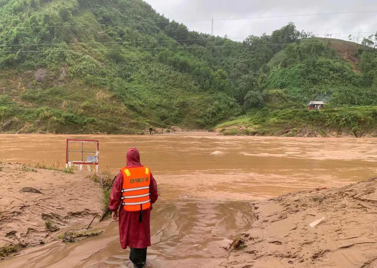 Quảng Trị: Di dời hơn 220 hộ dân để ứng phó mưa lũ - Ảnh 1.