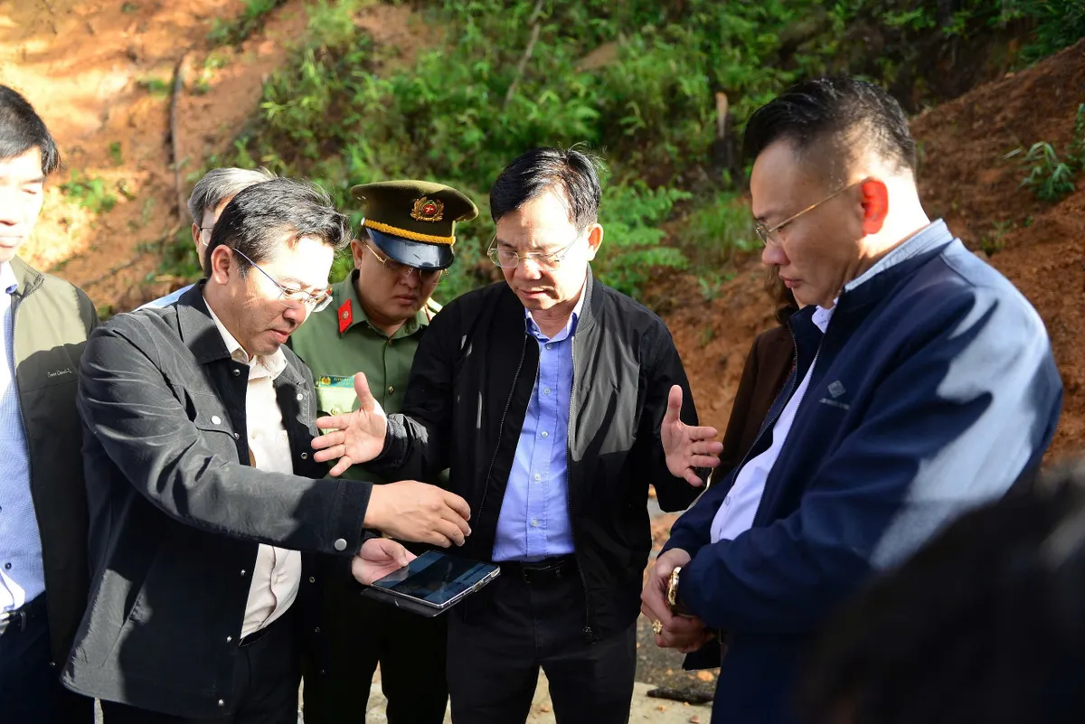 Chủ tịch tỉnh Lâm Đồng kiểm tra, chỉ đạo khắc phục khẩn cấp các điểm sạt lở nghiêm trọng trên đèo D’ran - Ảnh 1.