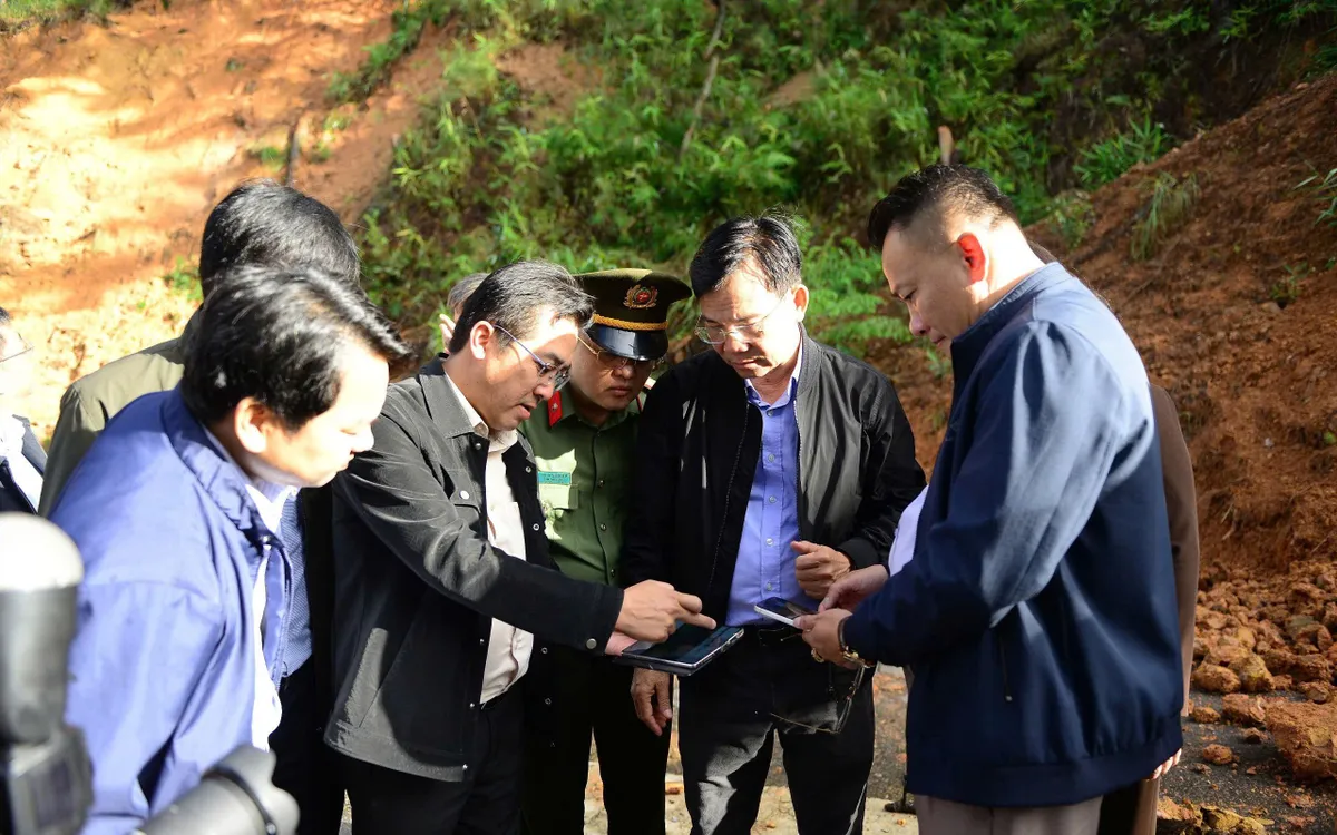 Chủ tịch tỉnh Lâm Đồng kiểm tra, chỉ đạo khắc phục khẩn cấp các điểm sạt lở nghiêm trọng trên đèo D’ran
