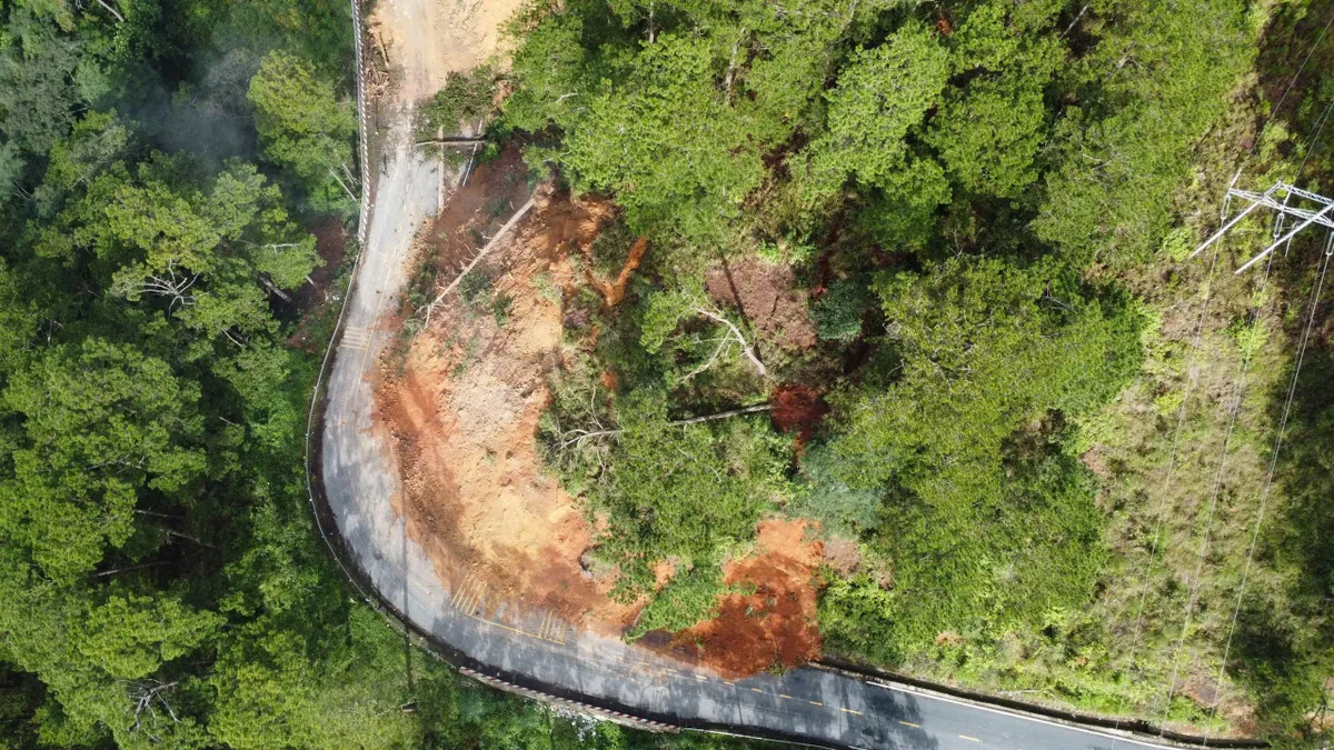 Chủ tịch tỉnh Lâm Đồng kiểm tra, chỉ đạo khắc phục khẩn cấp các điểm sạt lở nghiêm trọng trên đèo D’ran - Ảnh 3.