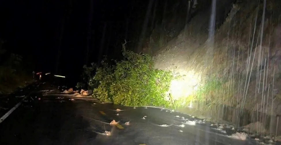 Gia Lai: Nhiều tuyến đường bị sạt lở nghiêm trọng do mưa lớn tiếp diễn. - Ảnh 1.