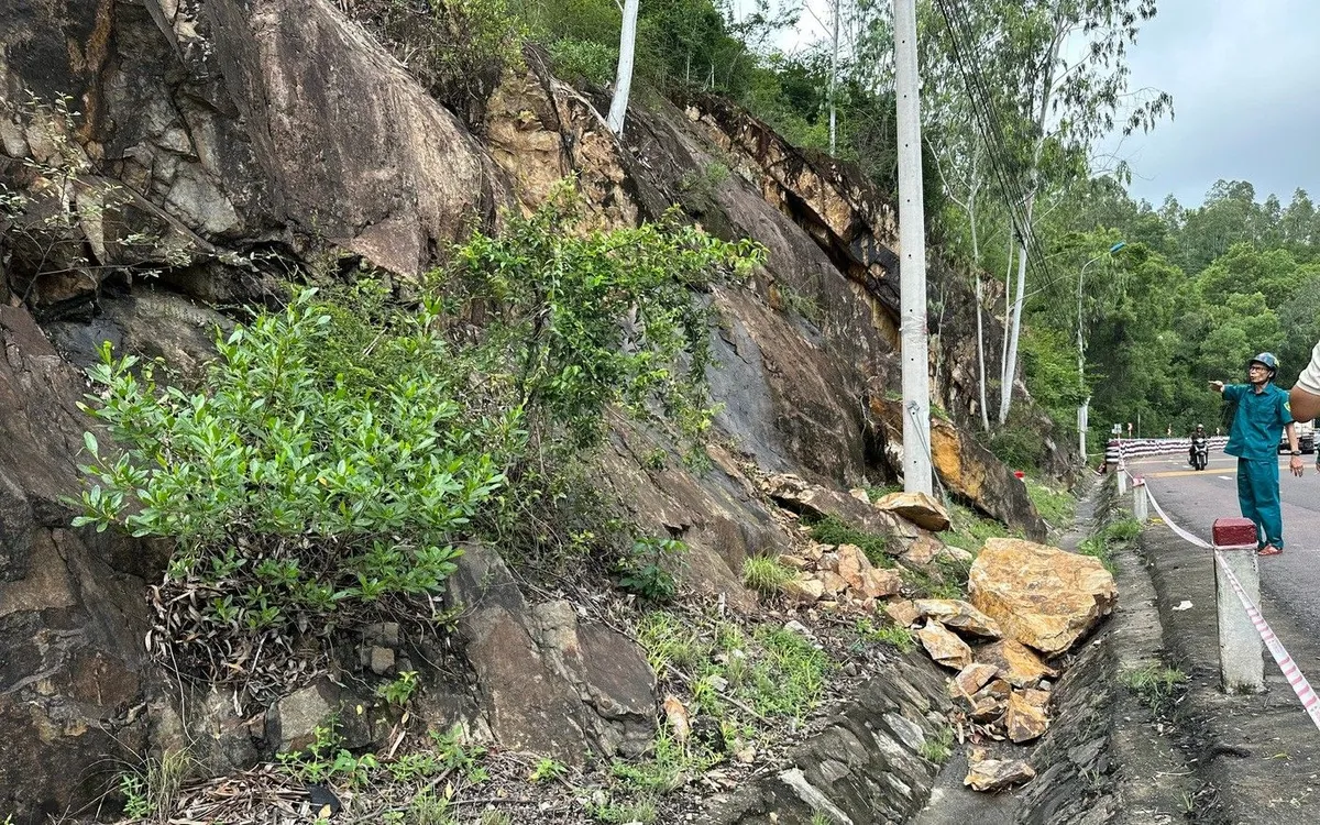 Mưa lớn kéo dài nhiều giờ nên tối 30/10, tại khu vực đèo Tô Na, thuộc xã Ia Sao (Quốc lộ 25) xảy ra hiện tượng sạt lở đất, đá tràn xuống mặt đường.