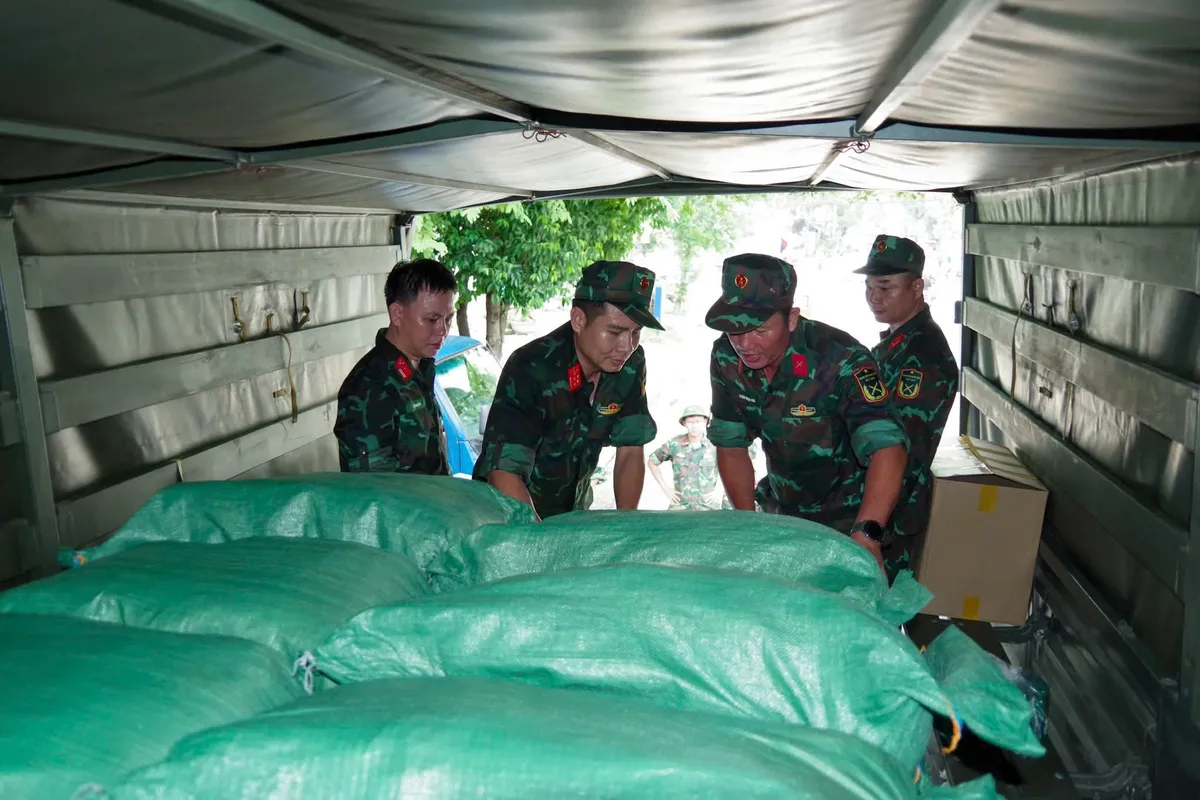 Đà Nẵng: Phân bổ lương thực, vật tư đến các hộ gia đình. Không để người dân thiếu đói, bùng phát dịch bệnh sau mưa lũ - Ảnh 3.