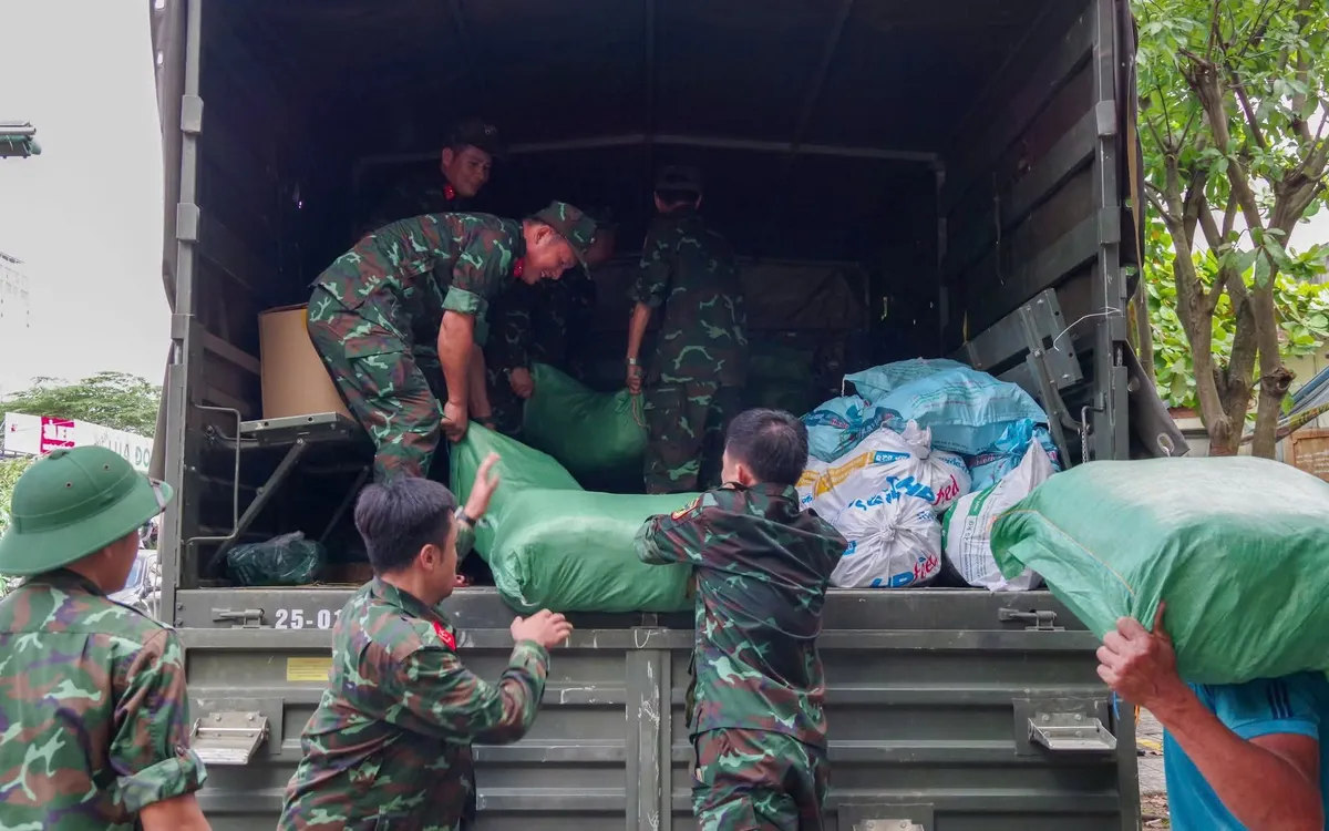 Phân bổ lương thực, vật tư đến các hộ gia đình. Không để người dân thiếu đói.