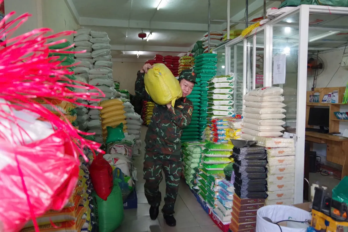 Đà Nẵng: Phân bổ lương thực, vật tư đến các hộ gia đình. Không để người dân thiếu đói, bùng phát dịch bệnh sau mưa lũ - Ảnh 4.