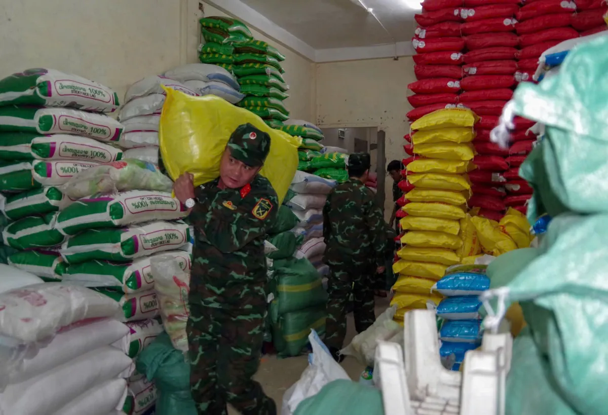 Đà Nẵng: Phân bổ lương thực, vật tư đến các hộ gia đình. Không để người dân thiếu đói, bùng phát dịch bệnh sau mưa lũ - Ảnh 2.
