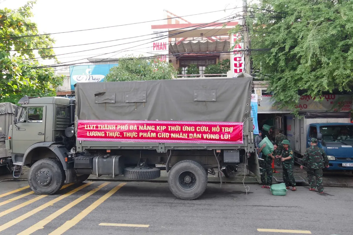 Đà Nẵng: Phân bổ lương thực, vật tư đến các hộ gia đình. Không để người dân thiếu đói, bùng phát dịch bệnh sau mưa lũ - Ảnh 1.