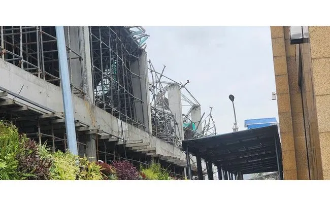 Hiện trường vụ sập giàn giáo. Ảnh: NLĐ