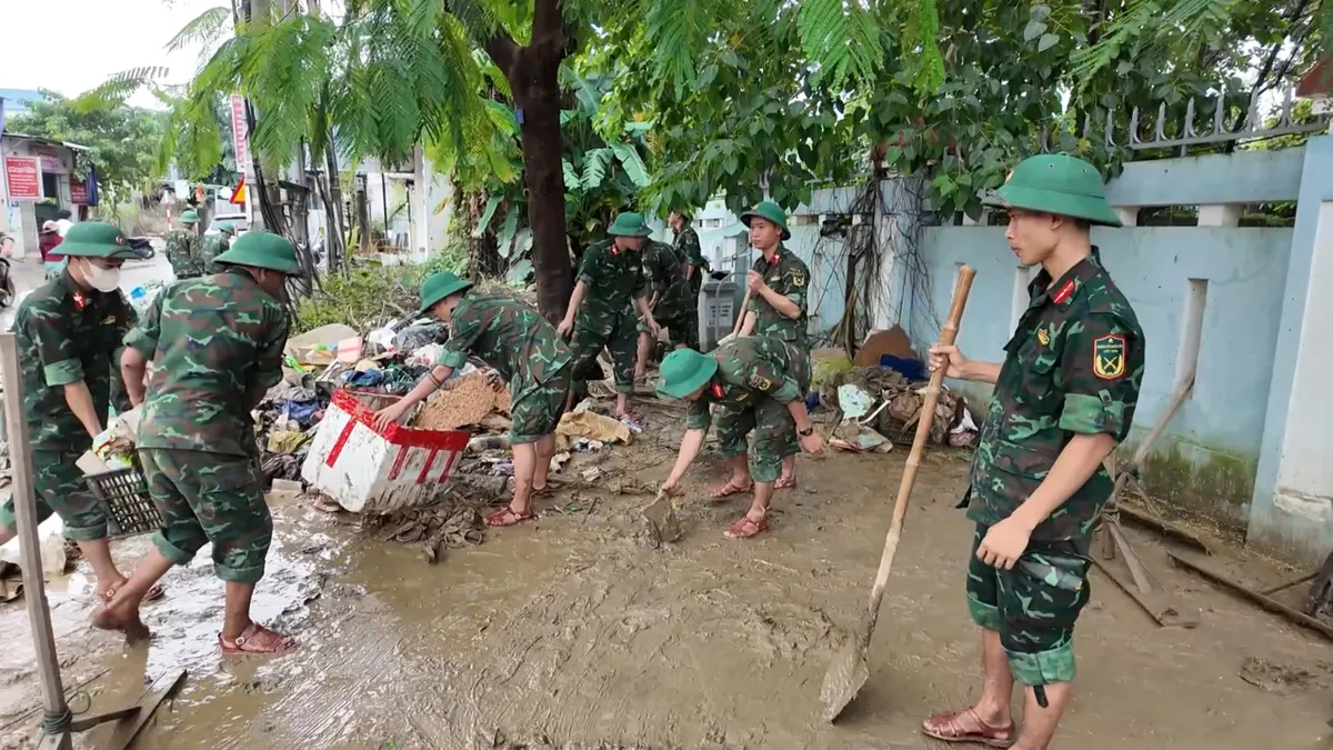 Huế: Quân khu 4 huy động hơn 5.000 cán bộ, chiến sĩ hỗ trợ dân khắc phục hậu quả mưa lũ - Ảnh 3.