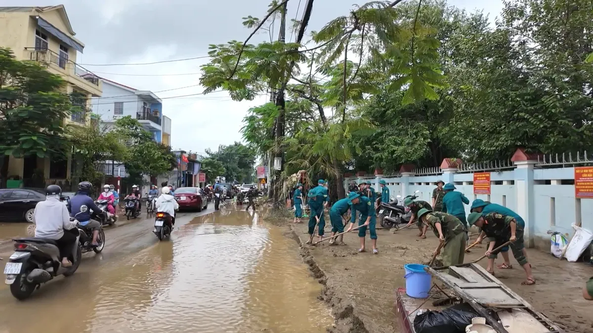 Huế: Quân khu 4 huy động hơn 5.000 cán bộ, chiến sĩ hỗ trợ dân khắc phục hậu quả mưa lũ - Ảnh 1.