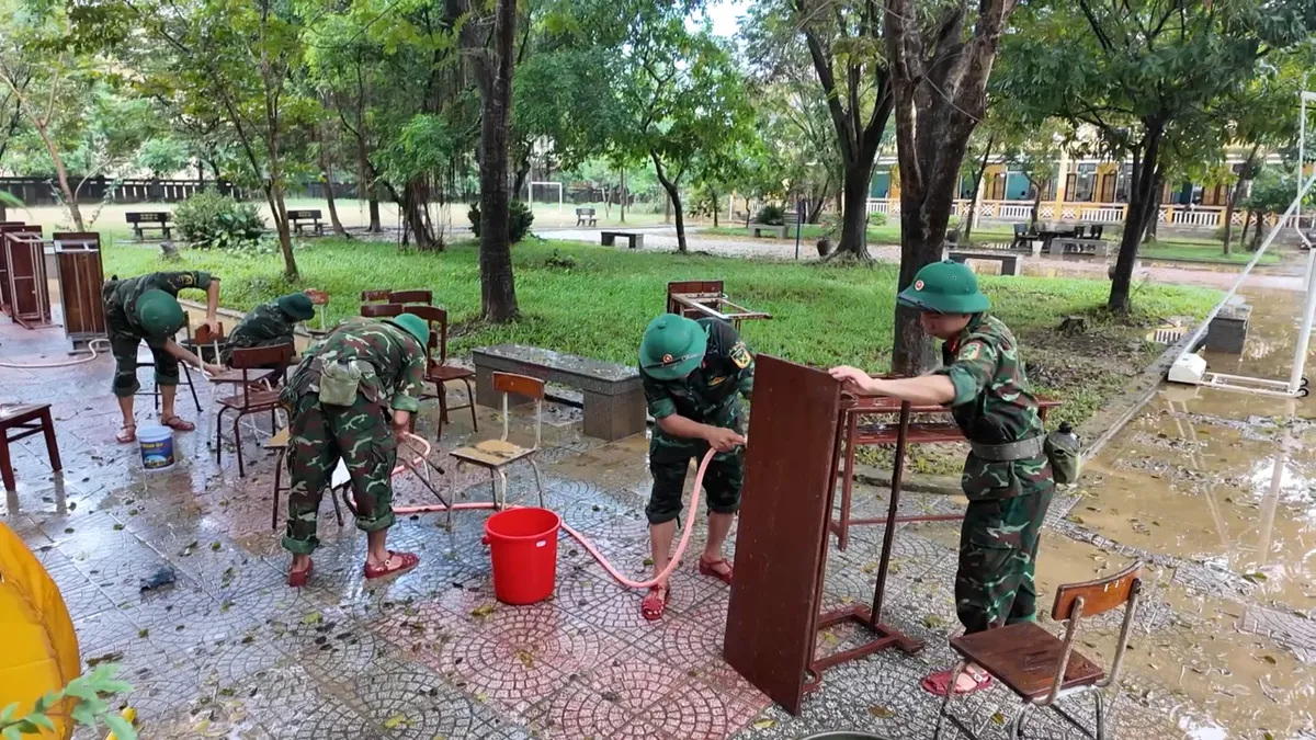 Huế: Quân khu 4 huy động hơn 5.000 cán bộ, chiến sĩ hỗ trợ dân khắc phục hậu quả mưa lũ - Ảnh 2.