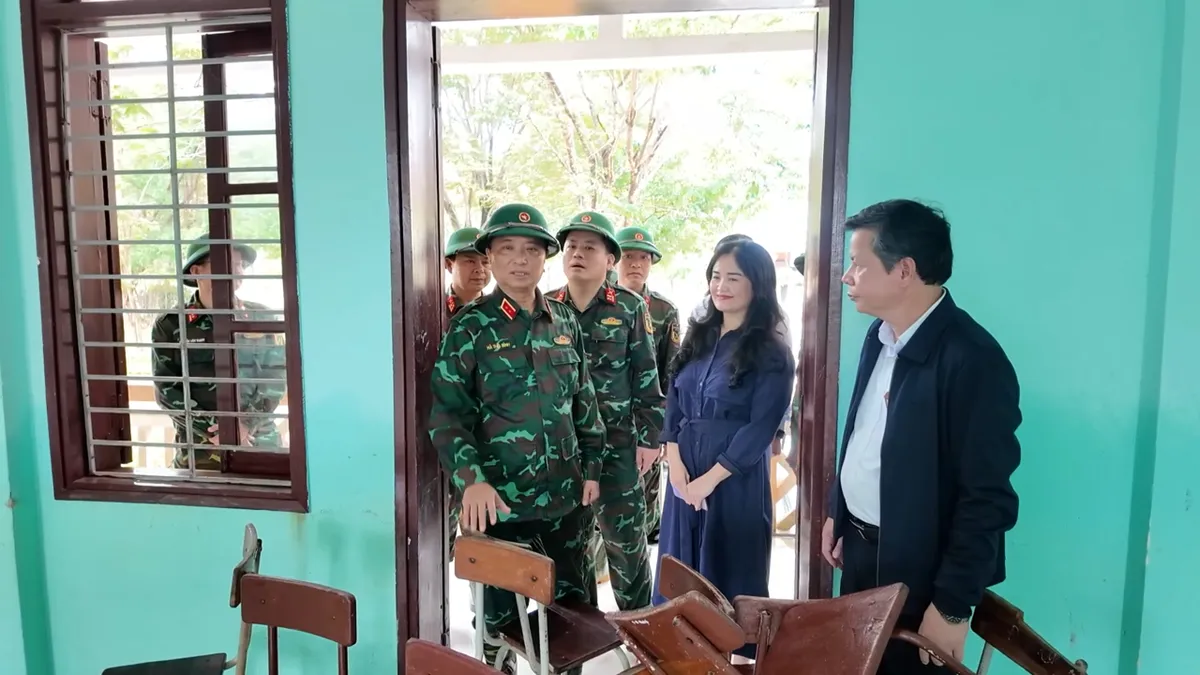 Huế: Quân khu 4 huy động hơn 5.000 cán bộ, chiến sĩ hỗ trợ dân khắc phục hậu quả mưa lũ - Ảnh 4.