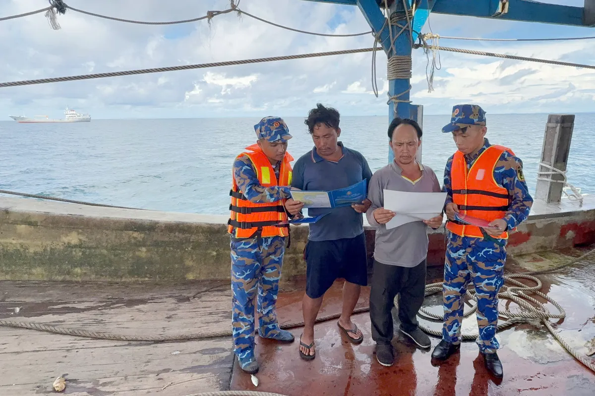 Vùng 5 Hải quân tăng cường chống khai thác IUU - Ảnh 1.