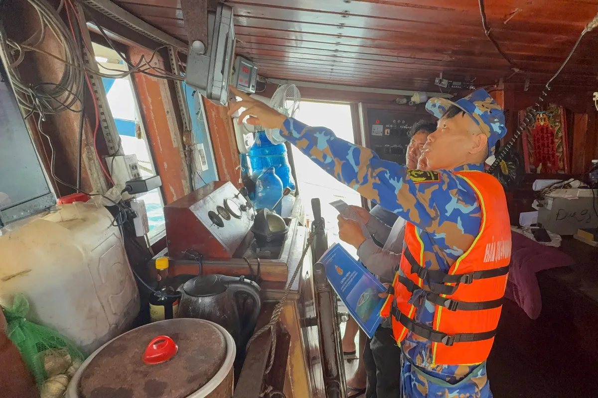 Vùng 5 Hải quân tăng cường chống khai thác IUU - Ảnh 2.