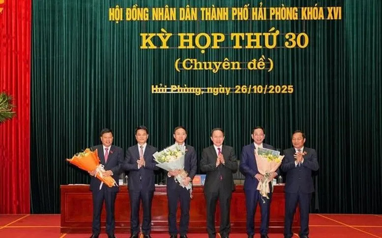 Lãnh đạo TP Hải Phòng chúc mừng các ông Vũ Tiến Phụng (ngoài cùng bên trái) và ông Lê Trung Kiên (thứ 2 từ phải qua).