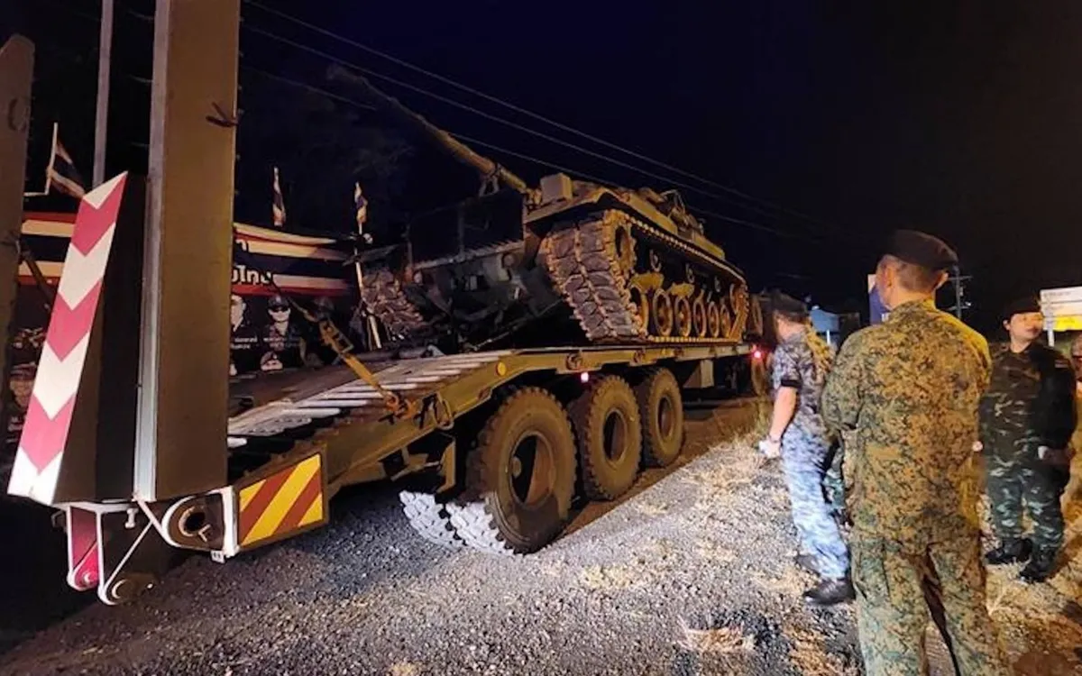 Các thành viên Quan sát viên ASEAN từ Malaysia và Philippines giám sát việc di dời 2 xe tăng M60A3 trở về căn cứ tại tỉnh Saraburi, Thái Lan vào ngày 28/10/2025 (Ảnh: Royal Thai Army)
