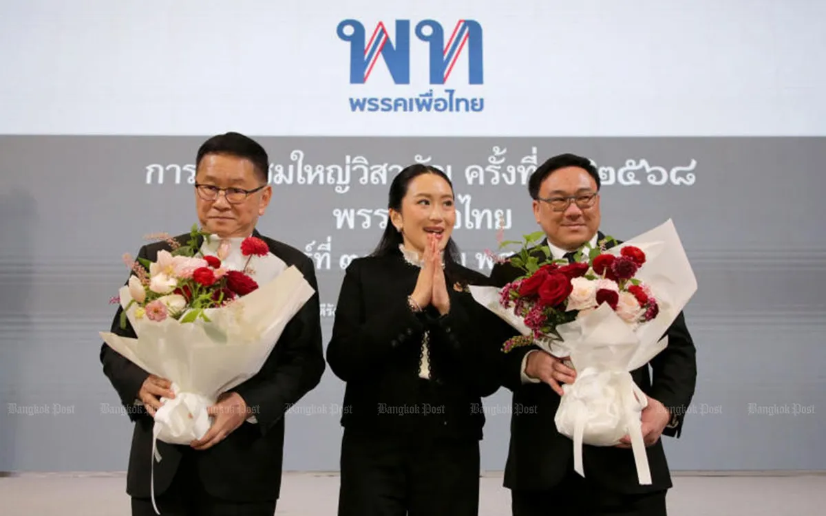 Cựu lãnh đạo đảng Pheu Thai - bà Paetongtarn Shinawatra (ở giữa) tặng hoa cho ông Julapun Amornvivat (bên phải) để chúc mừng ông được bầu làm lãnh đạo mới của đảng này (Ảnh: Bangkok Post)