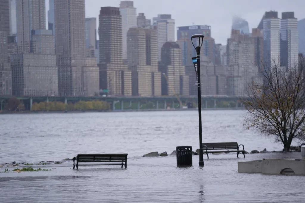 Trận mưa kỷ lục trút xuống New York khiến 2 người thiệt mạng và nhiều chuyến bay hoãn hủy- Ảnh 1.
