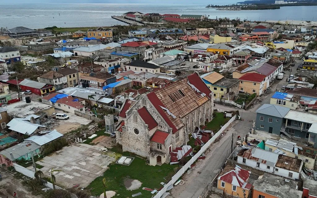 Ảnh chụp từ trên cao cho thấy vùng Falmouth, Jamaica bị tàn phá sau cơn bão Melissa (Ảnh: AP)