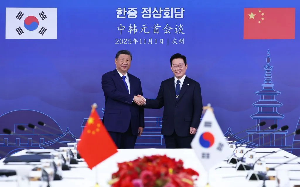 Chủ tịch Trung Quốc (trái) bắt tay Tổng thống Hàn Quốc trước cuộc gặp thượng đỉnh tại Gyeongju, Hàn Quốc, ngày 1/11/2025 (Ảnh: AP)