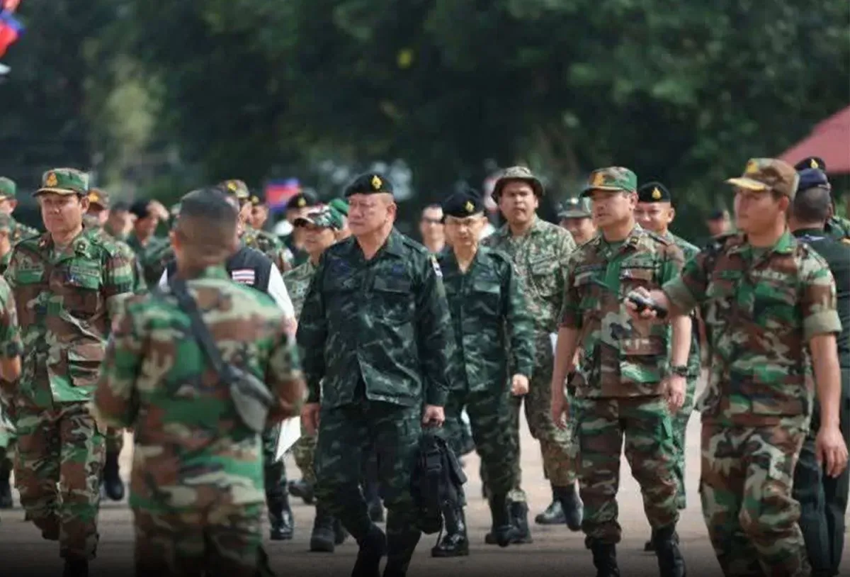 Các sĩ quan quân đội Thái Lan tham dự cuộc họp của Ủy ban Biên giới Khu vực (RBC) hôm 29/10 tại trạm kiểm soát biên giới thường trực Chong Chom, nằm giữa tỉnh Surin của Thái Lan và tỉnh O’Smach của Campuchia, để thảo luận về việc rút vũ khí dọc biên giới. Các sĩ quan quân đội Thái Lan tham dự cuộc họp của Ủy ban Biên giới Khu vực (RBC) hôm 29/10 tại trạm kiểm soát biên giới thường trực Chong Chom, nằm giữa tỉnh Surin của Thái Lan và tỉnh O’Smach của Campuchia, để thảo luận về việc rút vũ khí dọc biên giới.