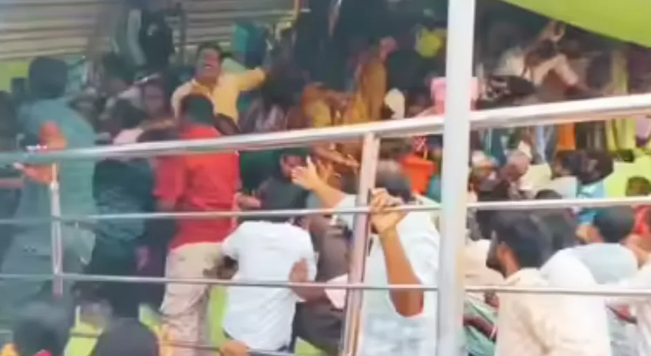 Giẫm đạp kinh hoàng tại đền thời ở Ấn Độ, ít nhất 9 người thiệt mạng - Ảnh 1.