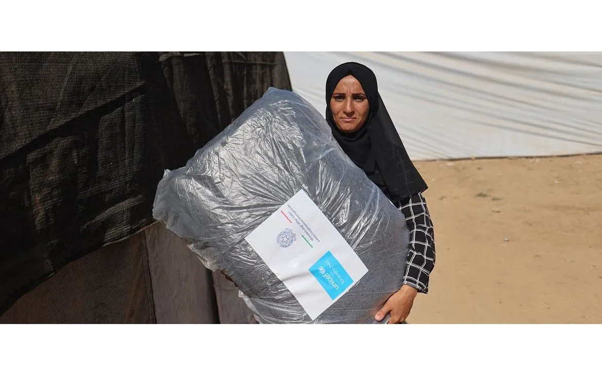 Một người phụ nữ Palestine nhận hàng cứu trợ từ UNICEF (Ảnh: UNICEF)