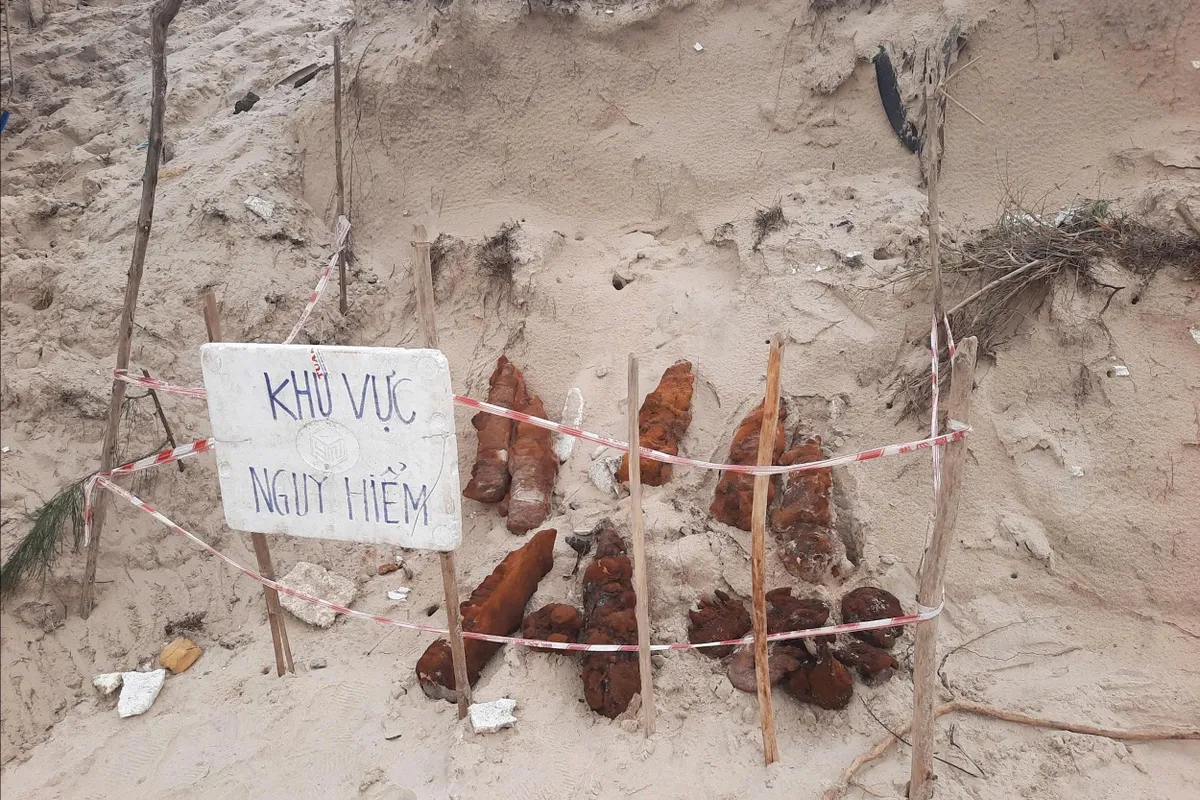 Phát hiện 8 quả bom mìn lộ thiên sau mưa lũ - Ảnh 1.