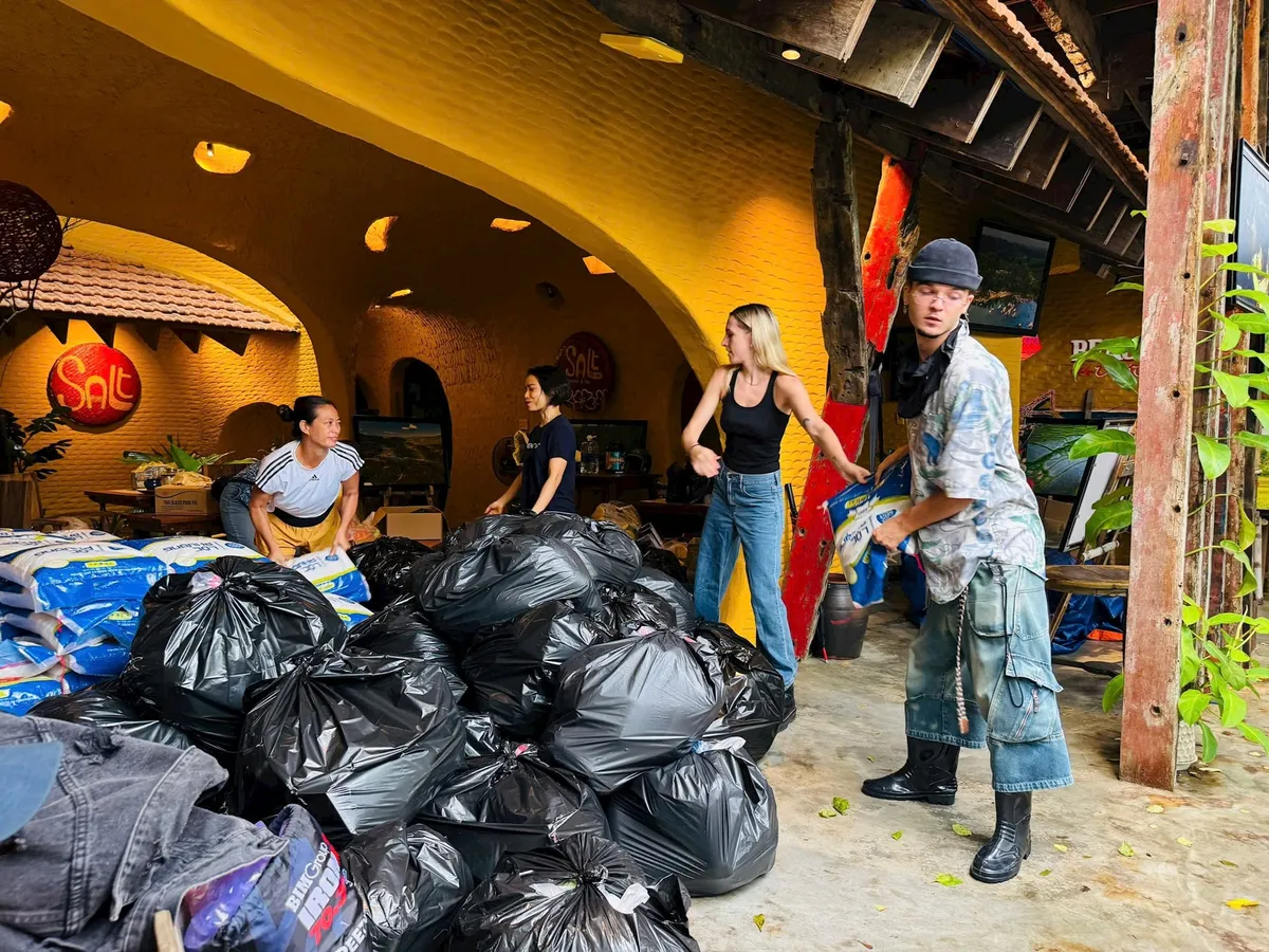 Ấm lòng phố cổ: Du khách quốc tế chung tay cùng người dân Hội An khắc phục hậu quả mưa lũ - Ảnh 2.