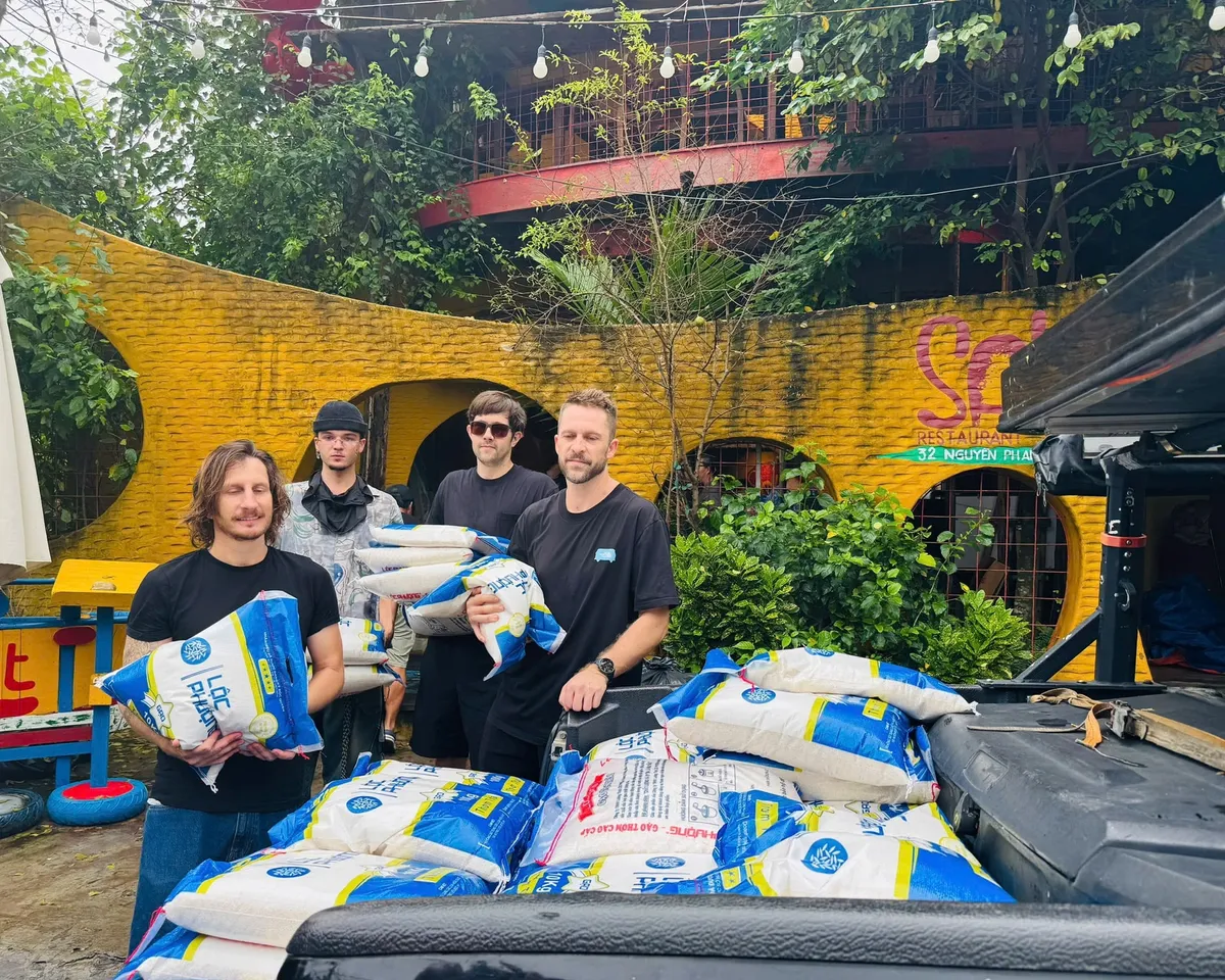 Ấm lòng phố cổ: Du khách quốc tế chung tay cùng người dân Hội An khắc phục hậu quả mưa lũ - Ảnh 4.