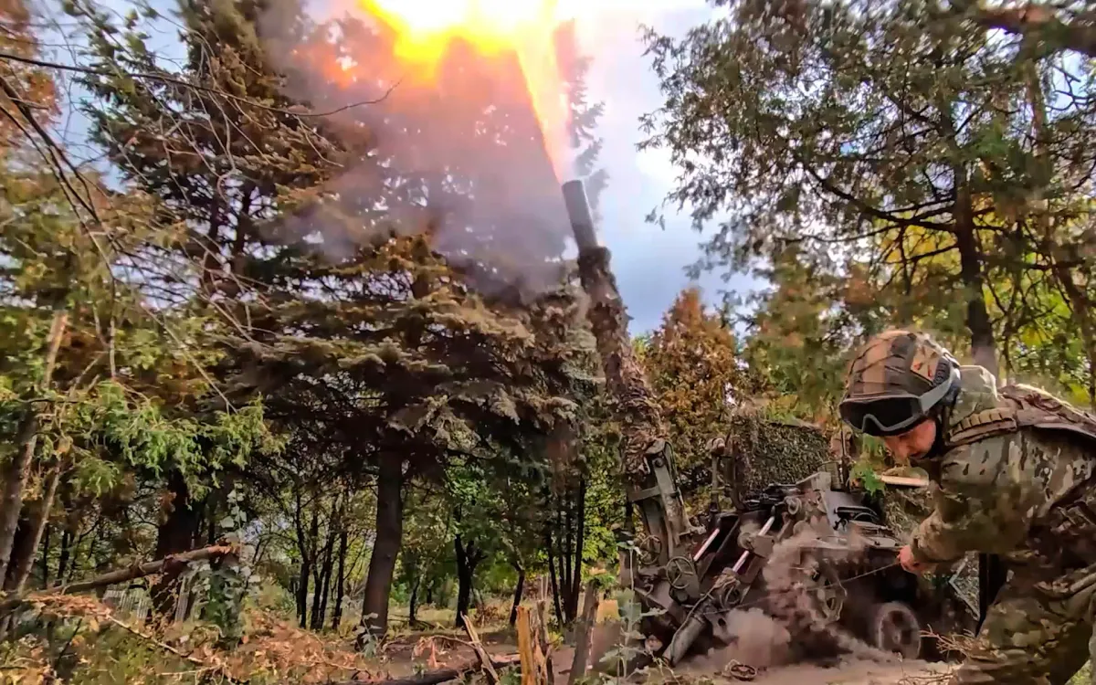 Một người lính Nga bắn súng cối Tyulpan 240 mm về phía các vị trí của Ukraine (Ảnh: AP)