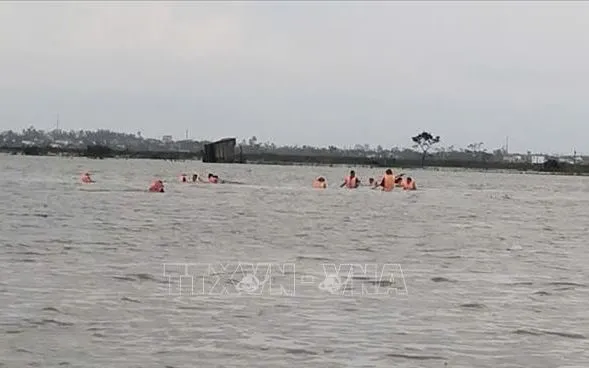 Các lực lượng chức năng tìm kiếm nạn nhân mất tích. 