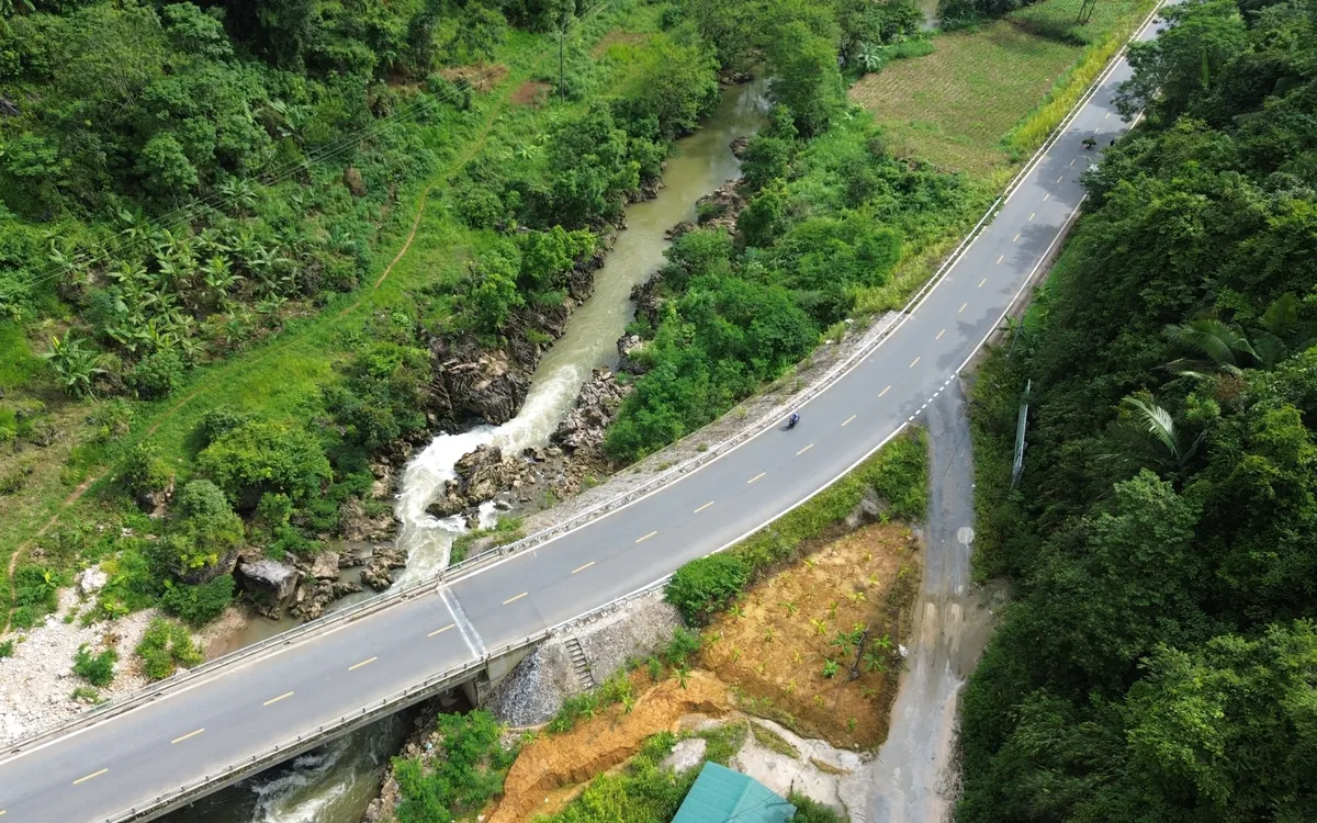 Dự án kết nối giao thông các tỉnh miền núi phía Bắc hoàn thành sẽ thúc đẩy kinh tế - xã hội của nhiều địa phương. 
