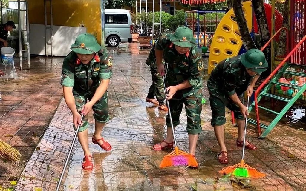 Ban Chỉ huy Phòng thủ Khu vực 4 - Triệu Phong (Bộ Chỉ huy Quân sự tỉnh Quảng Trị) huy động cán bộ, chiến sĩ và lực lượng dân quân xã Diên Sanh giúp đỡ địa phương khắc phục hậu quả sau mưa lũ. Ảnh: TTXVN phát
