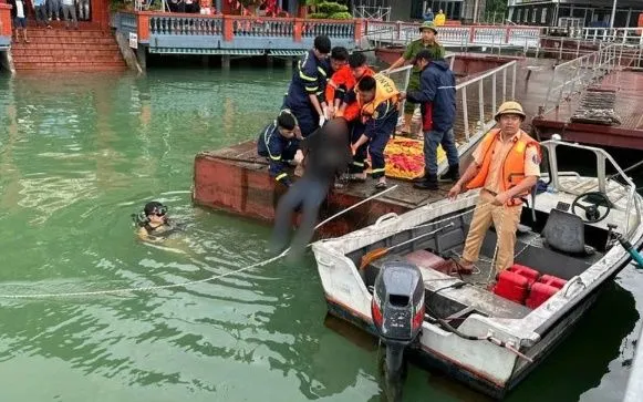 Lực lượng chức năng tìm thấy và đưa thi thể nạn nhân lên bờ. Ảnh: Báo Phú Thọ