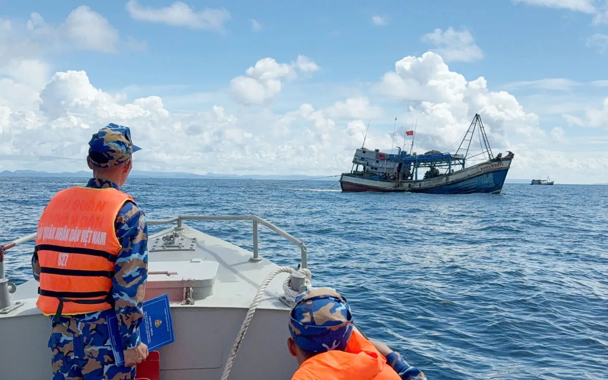 Cán bộ, chiến sĩ Tàu 627, Hải đội 511, Lữ đoàn 127, Vùng 5 Hải quân tiếp cận, tuyên truyền cho ngư dân đang khai thác hải sản trên vùng biển Tây Nam