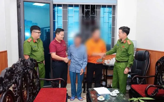 Công an xã và đại diện ngân hàng Agribank làm việc với gia đình ông Đ