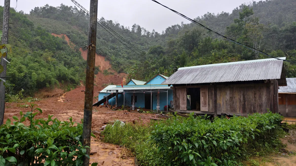 Đà Nẵng: Sạt lở nghiêm trọng, 40 người may mắn thoát nạn - Ảnh 1.