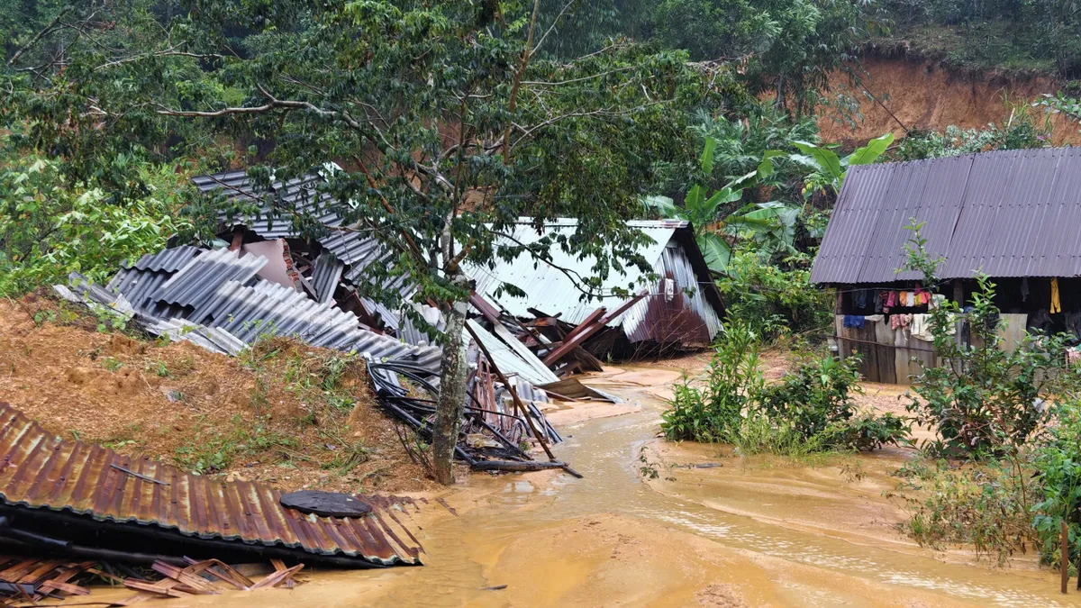 Đà Nẵng: Sạt lở nghiêm trọng, 40 người may mắn thoát nạn - Ảnh 2.