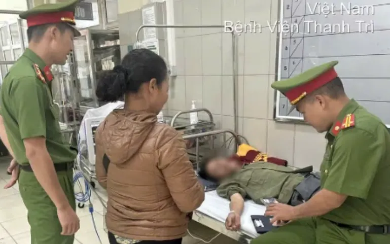 Tổ công tác đưa nạn nhân vào bệnh viện cấp cứu. Ảnh: CA