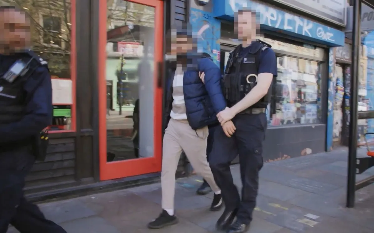 Một cuộc đột kích bắt giữ những người lao động bất hợp pháp bị tình nghi ở phía Đông London (Ảnh: Bộ Nội vụ Anh)