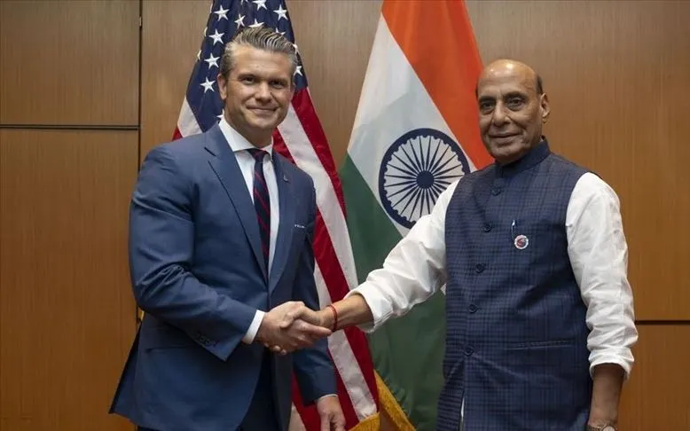 Bộ trưởng Quốc phòng Ấn Độ Rajnath Singh (bên trái) và Bộ trưởng Quốc phòng Mỹ Pete Hegseth ký kết khuôn khổ hợp tác quốc phòng 10 năm, ngày 31/10/2025 (Ảnh: Anadolu/X)