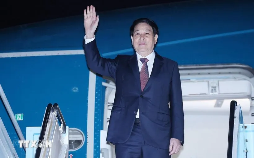 Chủ tịch nước Lương Cường rời sân bay Gimhae, kết thúc tốt đẹp chuyến tham dự Tuần lễ Cấp cao APEC lần thứ 32 và làm việc song phương tại Hàn Quốc. (Ảnh: Lâm Khánh/TTXVN)